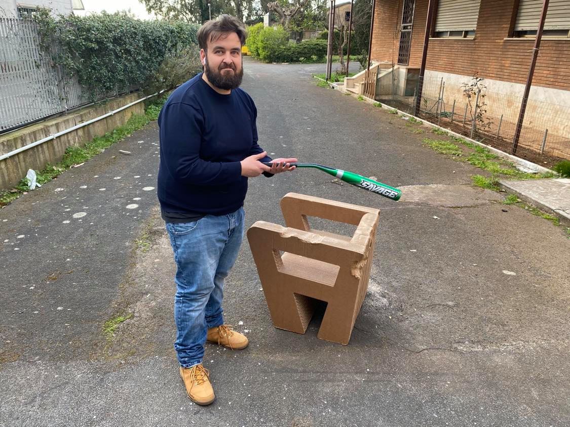 Distruggere un mobile in cartone?